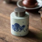 Boîte à thé artisanale, céramique blanche et bleue