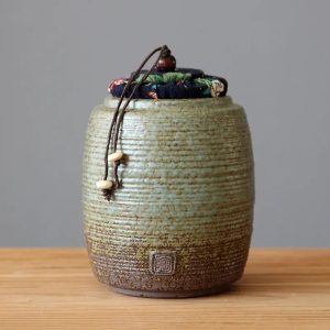 Poterie vintage pour le rangement du thé