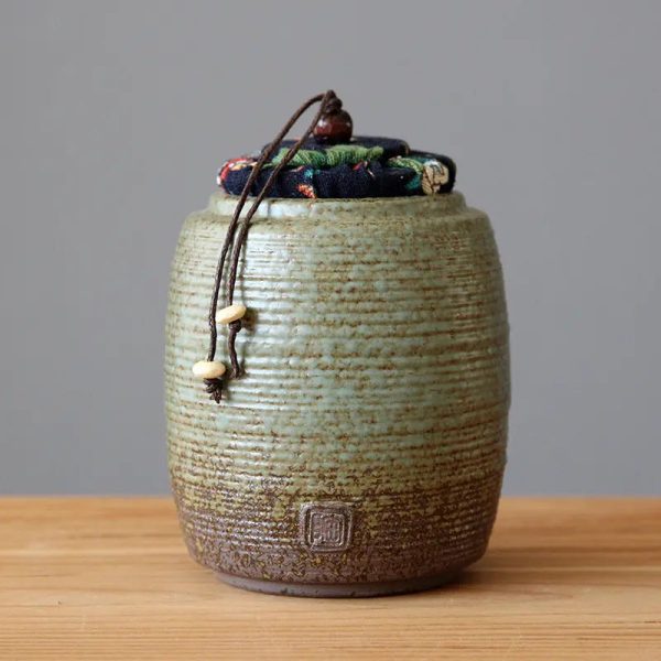 Poterie vintage pour le rangement du thé