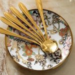 Porcelaine anglaise décorée de fleurs élégantes