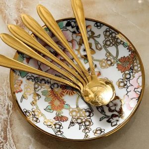 Porcelaine anglaise décorée de fleurs élégantes