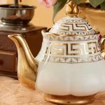 Service à thé en porcelaine blanc et doré, élégant et raffiné