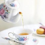 Théière en porcelaine avec motifs roses et bleus