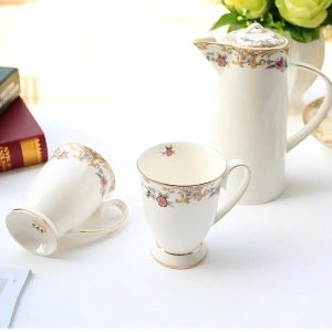 Thé anglais en porcelaine blanche, design élégant et classique