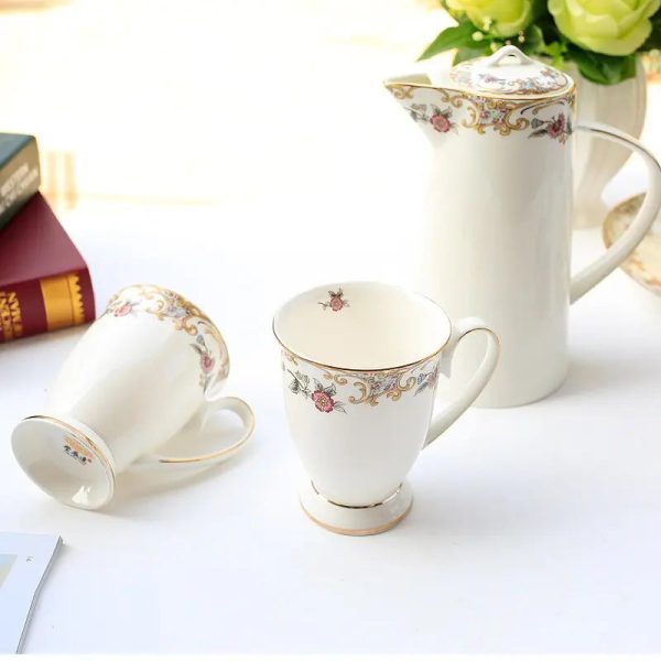Thé anglais en porcelaine blanche, design élégant et classique