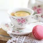 Théière et tasses en porcelaine avec motifs de camélias