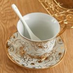 Théière anglaise en porcelaine, finition dorée