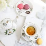 Porcelaine anglaise décorée de fleurs blanches pour le thé