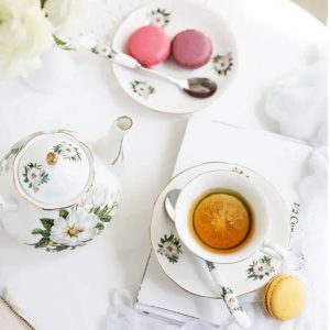 Porcelaine anglaise décorée de fleurs blanches pour le thé