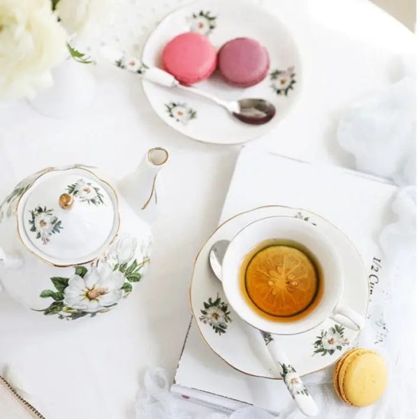 Porcelaine anglaise décorée de fleurs blanches pour le thé