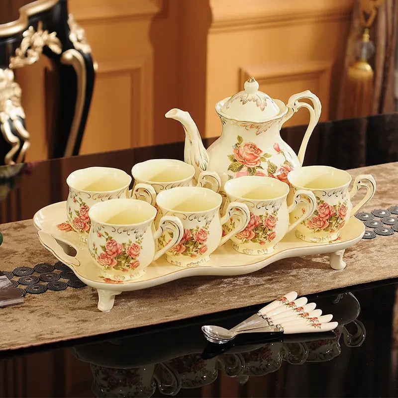 Service à thé Anglais en porcelaine avec motifs roses