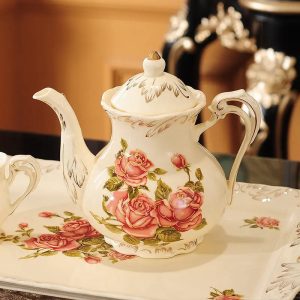 Porcelaine anglaise décorée de délicats motifs floraux roses