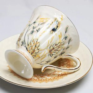 Service à thé motifs floraux élégant et raffiné