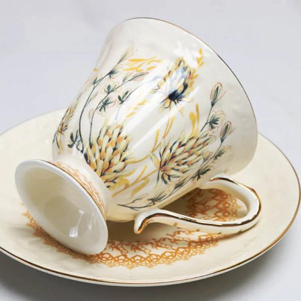 Service à thé motifs floraux élégant et raffiné