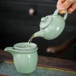 Service à thé décoré de motifs traditionnels