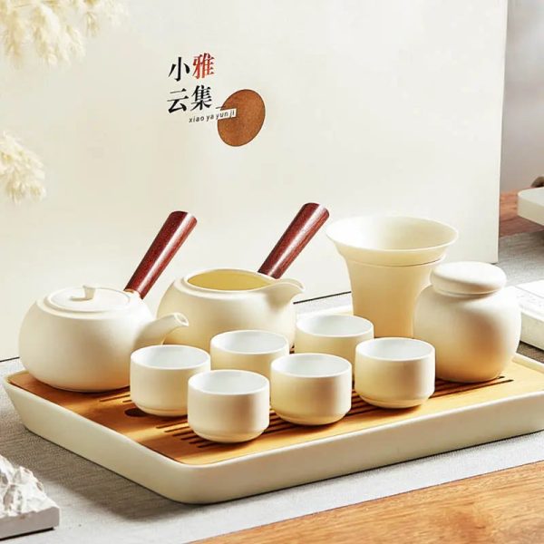 Théière blanche en céramique pour service à thé