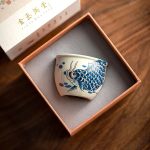 Tasse à thé en porcelaine avec motif carpe