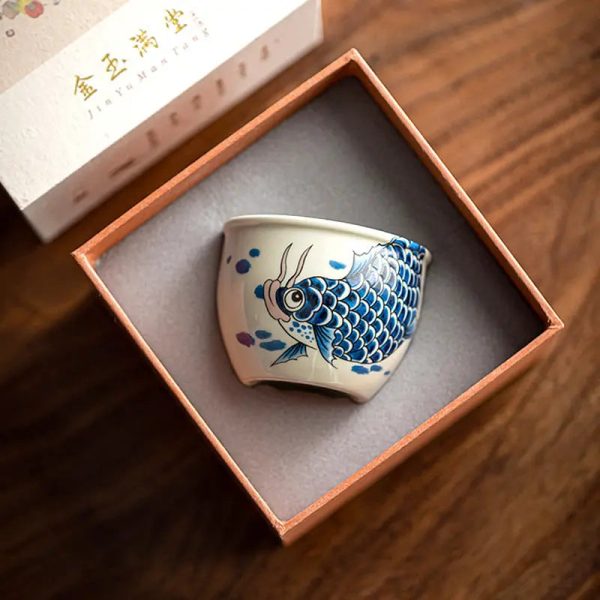 Tasse à thé en porcelaine avec motif carpe