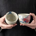 Tasse en porcelaine motif carpe pour le thé