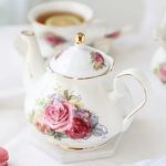 Théière anglaise en porcelaine blanche avec fleurs