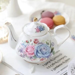 Théière en porcelaine blanche avec motifs roses et bleus