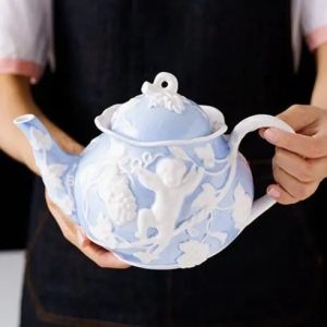 Porcelaine bleue et rose, théière élégante pour le service