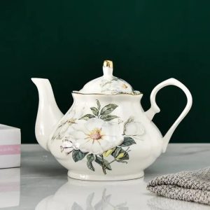 Théière en porcelaine avec fleurs blanches