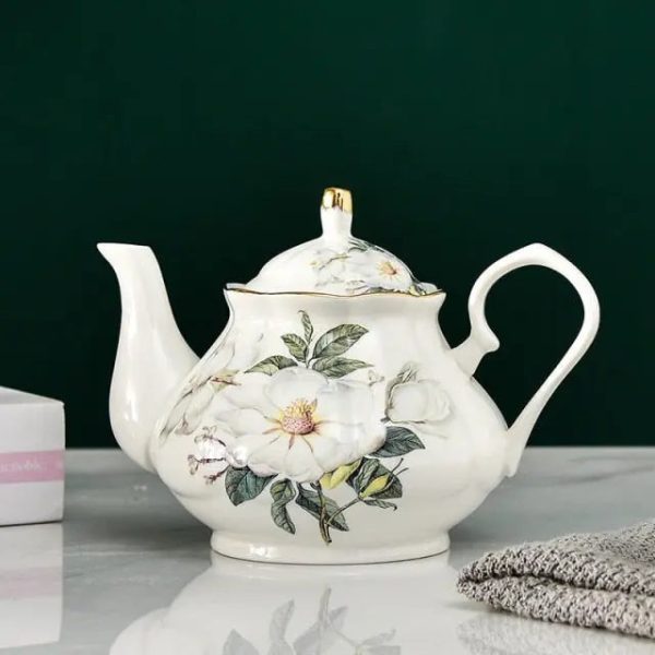 Théière en porcelaine avec fleurs blanches