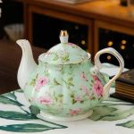 Théière en porcelaine verte à fleurs