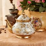 Théière en porcelaine blanche et dorée 1L