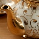 Théière anglaise en porcelaine élégante