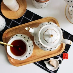 Théière anglaise en porcelaine, design élégant à points noirs