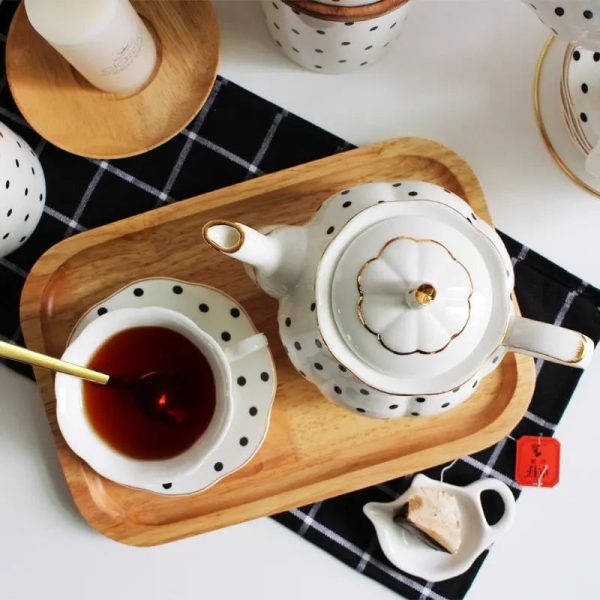 Théière anglaise en porcelaine, design élégant à points noirs