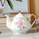 Théière Anglaise en porcelaine avec motifs de camélias