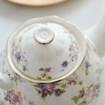 Théière en porcelaine avec motifs de fleurs violettes