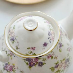 Théière en porcelaine avec motifs de fleurs violettes