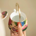 Petite théière en céramique, dorures délicates