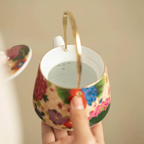 Petite théière en céramique, dorures délicates