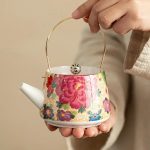 Théière en céramique, élégance japonaise dorée