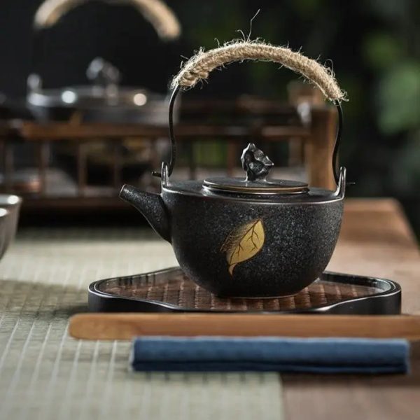 Théière en céramique noire pour une infusion élégante