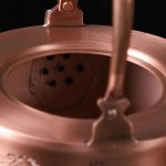 Théière chinoise en cuivre avec motif de fleurs de prunier