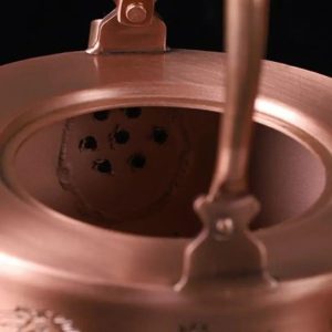 Théière chinoise en cuivre avec motif de fleurs de prunier