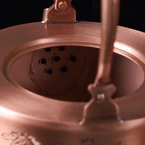 Théière en Cuivre décorée de motifs Chevaux