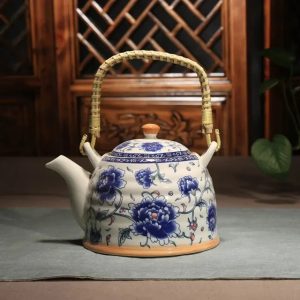 Théière en porcelaine avec grosse fleur bleue