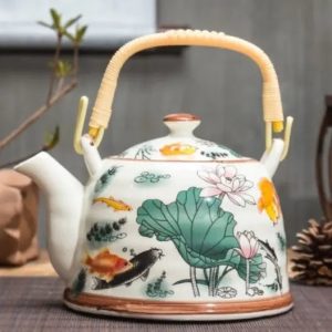 Théière en porcelaine avec motif de poissons