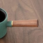 Théière en céramique turquoise pour infuser le thé