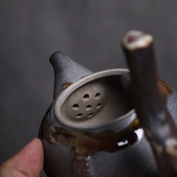 Théière traditionnelle en céramique pour infuser le thé