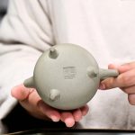 Théière artisanale en argile verte, idéale pour le thé