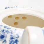 Porcelaine florale bleue pour une expérience de thé