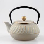 Théière Japonaise en Fonte Reliefs Dorés 700ml